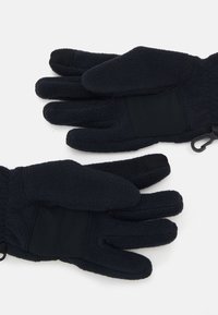 Gants en polaire noire avec une texture douce, dotés d'un panneau antidérapant sur les paumes et de poignets élastiques pour un ajustement parfait.