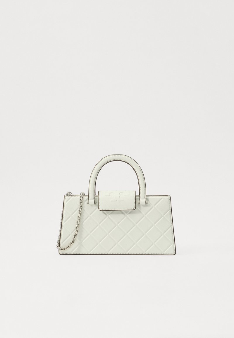 Borsa bianca trapuntata con un design strutturato, manico superiore, tracolla a catena staccabile e un logo in rilievo sulla chiusura.