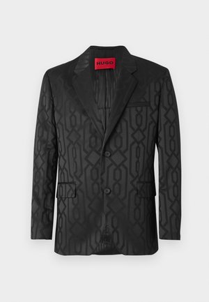 Zwarte op maat gemaakte blazer met geometrisch donkergrijs patroon, twee knopen, een inkeping in de revers en een rood "HUGO" etiket aan de binnenkant van de kraag.