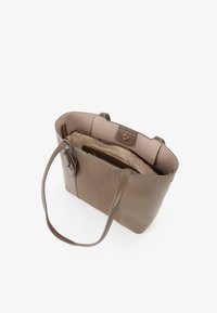 Borsa a tracolla beige con pannelli in pelle liscia e tessuto testurizzato, dotata di doppi manici e di un vano con zip all'interno.