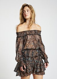 Schulterfreies Kleid aus leichtem, transparentem braunem Stoff mit blauem Paisley-Muster, gerafften Ärmeln und einem gestuften, ausgestellten Saum.