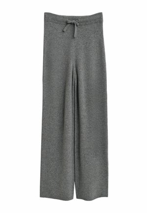 Grijze wijde gebreide broek met een trekkoord in de taille, gemaakt van zachte, gestructureerde stof, weergegeven op een witte achtergrond.