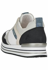 Skon har blandade material: vit mesh, grå och svart läderdetaljer, samt en texturerad marinblå hälflik. Tjock vit mellansula med grå rand.