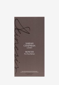 Brun rektangulär boxförpackning med svart text som märker "SARAH CHAPMAN London SKINESIS Pro Pore Refiner"; minimalisk design.