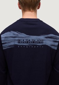 Felpa navy con un design a pennellate blu e il logo "NAPAPIJRI" sul retro. Tessuto comodo con un classico collo rotondo.
