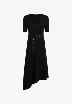 Svart ribbestrikket kjole med V-hals, korte ermer og belte i midjen. Skjørtet har en asymmetrisk hemline og detaljer i sølv.