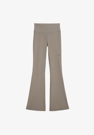 Hoch taillierte Yogahose in Taupe mit ausgestelltem Bein und kleinem Puma-Logo am linken Oberschenkel, dargestellt auf weißem Hintergrund.