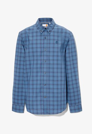 Blauw overhemd met lange mouwen en een knoopsluiting, voorzien van een rood en zwart ruitpatroon, een knoopkraag en een klein geborduurd logo op de linkerkant van de borst.