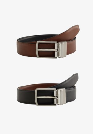 Bruine en zwarte leren riemen met zilveren metalen gespen, die een gladde afwerking en contrasterende binnenoppervlakken hebben.