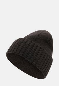 Tumepruun kudumine müts ribitud äärisega, millel on pehme tekstuur ja kitsenev ülaosa. Valmistatud sooja villaseguga külmade ilmade jaoks.