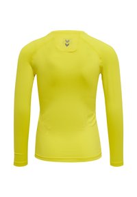 Langarm sportshirt in felgeel. Glad, rekbaar stof met een aansluitend ontwerp. Bevat een grijze accent op de achterkant van de halslijn.