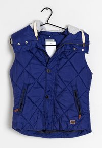 Mörkblå ärmlös pufferväst med kviltat mönster, grå huva, dragkedjefickor på sidorna och tryckknappsstängning.