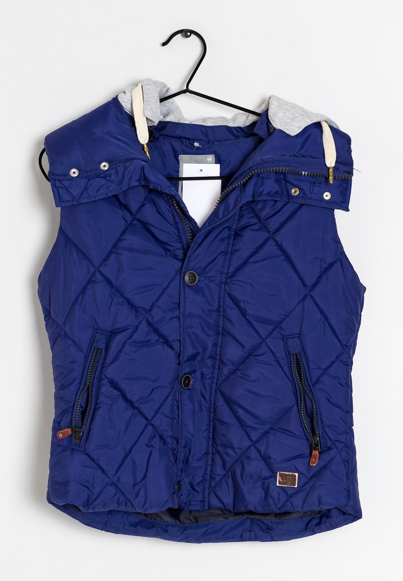 Mörkblå ärmlös pufferväst med kviltat mönster, grå huva, dragkedjefickor på sidorna och tryckknappsstängning.