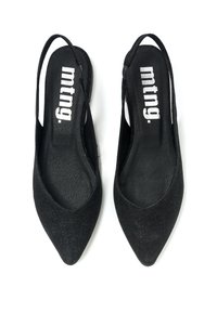 Scarpe slingback nere con punta appuntita realizzate in tessuto texture con una leggera lucentezza. Presentano un logo sulla soletta e un design elegante.
