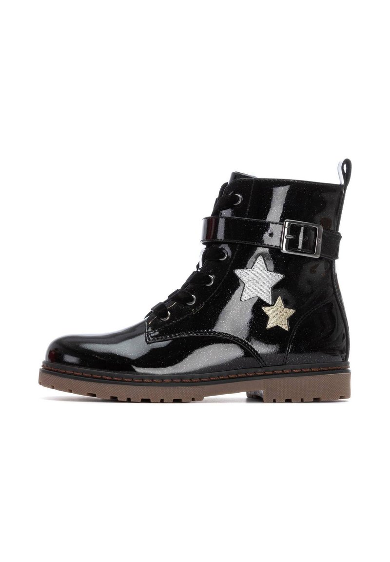 Botas de tobillo de charol negro con acabado brillante, que presentan acentos de estrellas en plata y oro, cordones en la parte frontal, hebilla lateral y suela resistente.