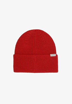 Gorro de punto rojo con textura acanalada y puño doblado. Lleva una pequeña etiqueta en la parte frontal con la palabra "SCALPERS".