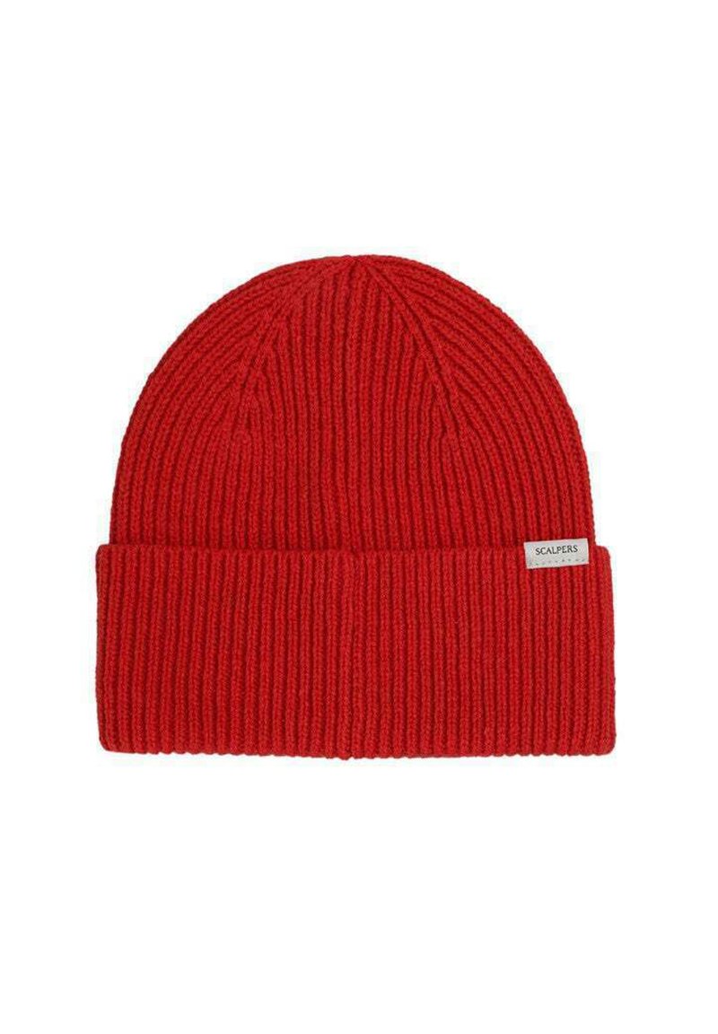 Gorro de punto rojo con textura acanalada y puño doblado. Lleva una pequeña etiqueta en la parte frontal con la palabra "SCALPERS".