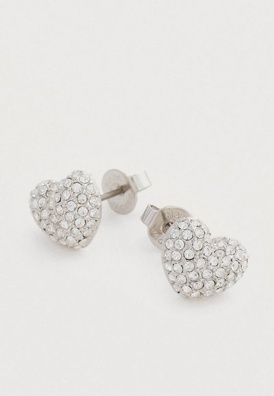 Pendientes en forma de corazón de plata decorados con cristales transparentes, con un acabado pulido y cierres de presión para un uso seguro.