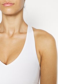 lululemon ENVITAL B/C CUP - Vidēja atbalsta sporta krūšturis - white