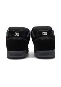 Mustad nubukist sneakers, millevõrkkattega aktsentidega. Tasane konts, ümar varvas ning logo detail kontsapooles. Kummik vooder tekstuuriga haardega ja brändingu detailidega.
