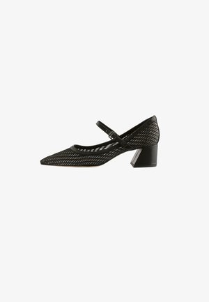 Zwarte Mary Jane pump van mesh met een spits toelopende neus, verstelbare band en blokhak.