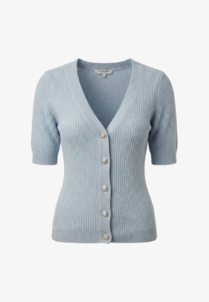 Cárdigan de punto azul claro de manga corta con escote en V, bordes acanalados, patrón texturizado y cinco botones plateados decorativos en la parte delantera.