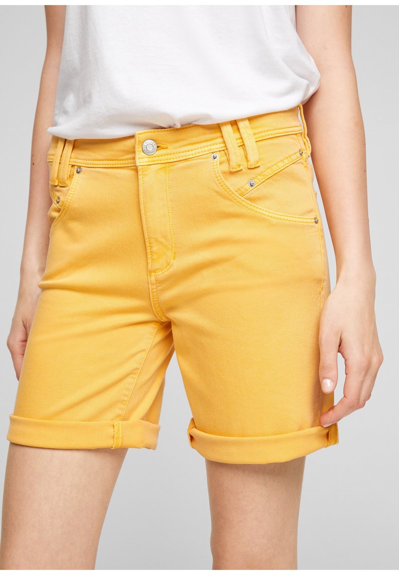 s.Oliver Shorts vaqueros - yellow