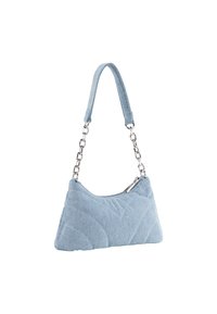 Borsa in denim con design trapuntato, di colore azzurro chiaro, manico in catena argentata e chiusura a zip. Forma compatta e triangolare.