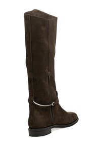 Bota de ante marrón hasta la rodilla con cremallera lateral, tacón plano y un detalle de hebilla plateada. Textura suave y diseño ajustado.