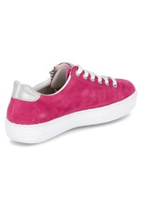 Rosa Wildledersneaker mit weißen Schnürsenkeln, weißer Gummisohle und einem silberfarbenen Akzent an der Ferse. Verfügt über einen Reißverschluss an der Rückseite für einen einfachen Zugang.