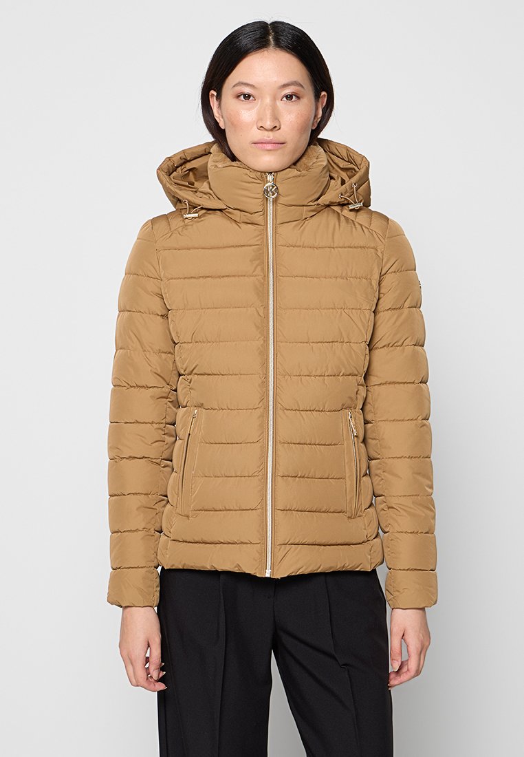 Khakifarbene Steppjacke mit Reißverschluss, Kapuze und Seitentaschen. Mit gestepptem Textur und metallischen Akzenten.