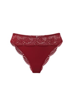 Czerwone majtki z koronki i siateczki, z koronkową gumką o falistym zdobieniu i szczegółowym wykończeniem, z gładkim ciałem i skomplikowanym wzorem na koronce.