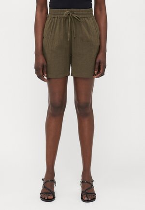 Shorts en mélange de lin vert olive avec une taille élastique et un cordon de serrage. Présente une coupe décontractée, longueur genou et une texture subtile.