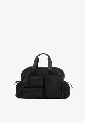 Bolsa de deporte de nailon negra con dos bolsillos frontales con cremallera, bolsillo lateral de malla, asas dobles y una correa de hombro desmontable.