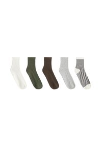 Cinq chaussettes basses simples en rangée, couleurs de gauche à droite : blanc, vert olive, marron foncé, gris clair et blanc avec des rayures noires.