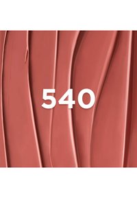 Rossetto liquido cremoso in una morbida tonalità corallo con superficie liscia e lucida e una distintiva trama a onde, con il numero "540" in evidenza.