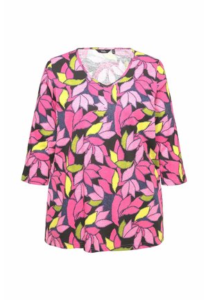 T-shirt à manches courtes avec un col en V, motif floral de feuilles en rose, jaune et vert sur fond noir. Fabriqué en tissu léger.
