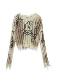 Gestrickter Cropped-Pullover in Creme mit hellbraunem und schwarzem Graffiti-Text. Mit ausgefransten Kanten und langen Ärmeln mit Rippstruktur.