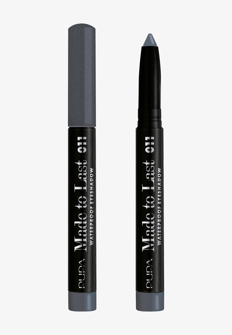 Crayon à paupières waterproof dans une teinte grise mate. Design cylindrique avec un capuchon texturé et un boîtier noir brillant orné de texte blanc.