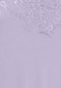 Gaiši violets audums ar ziedu mežģīņu pārklājumu augšajā daļā. Mežģīnes rakstam ir sarežģīti motīvi un sabojāti maliņas ap kakla daļu.