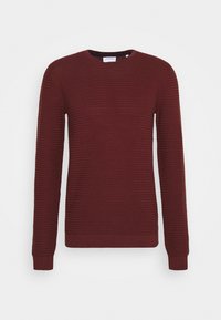 Bordeauxrode geribde trui met lange mouwen en een ronde hals. Geheel voorzien van een gestructureerd patroon, met aansluitende manchetten en een rechte zoom.