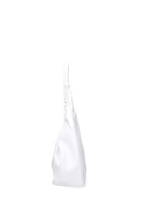 Borsa in pelle bianca con una forma morbida e sformata. Presenta una sola tracolla e una texture liscia, senza hardware visibile o motivi.