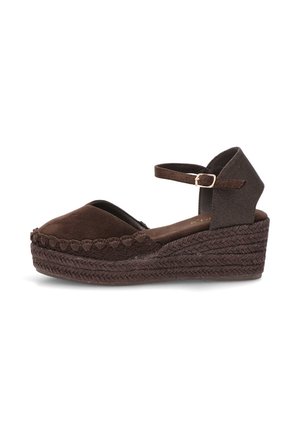 Sandalia espadrile cuña marrón con puntera cerrada, correa en el tobillo con hebilla y suela de cuerda trenzada.