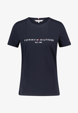 Marineblauwe katoenen t-shirt met korte mouwen, met witte tekst "TOMMY HILFIGER EST. 1985". Inclusief klein logo accent op de mouw.