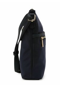 Borsa a spalla in nylon blu navy con tracolla nera texture, tasca frontale con zip e dettagli in hardware dorato. Forma compatta e triangolare.