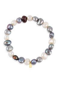 Pulsera de perlas barrocas que presenta una mezcla de perlas blancas, grises y negras con una textura suave y un pequeño charm de oro.
