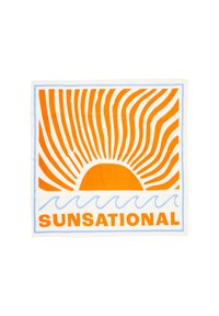 Conception graphique orange mettant en avant un soleil avec des rayons, des vagues en bleu clair et le mot "SUNSATIONAL" en lettres oranges en gras, sur un fond blanc.
