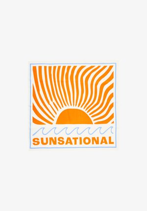 Orange grafische Gestaltung mit einer Sonne und Strahlen, Wellen in Hellblau und dem Wort "SUNSATIONAL" in fetten orangenen Buchstaben auf einem weißen Hintergrund.