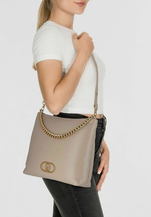 Grijze schoudertas van kunstleer met gouden kettingriem, voorzien van een logo-accent en een gladde textuur. Rechthoekige vorm, minimalistisch ontwerp.