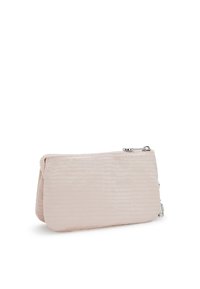 Portafoglio rosa chiaro con tessuto testurizzato, chiusura con zip e forma rettangolare elegante. Design minimalista senza accenti hardware visibili.